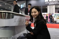 组图:车侑蓝亮相广州台球展 尽显知性气质