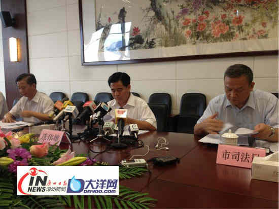广州市交通工作领导小组办公室10日上午召开广州市中小客车总量调控新闻发布会。 广州市交通工作领导小组办公室10日上午召开广州市中小客车总量调控新闻发布会。