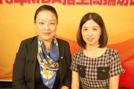 长江商学院MBA项目负责人夏莲与主持人合影 长江商学院MBA项目负责人夏莲与主持人合影