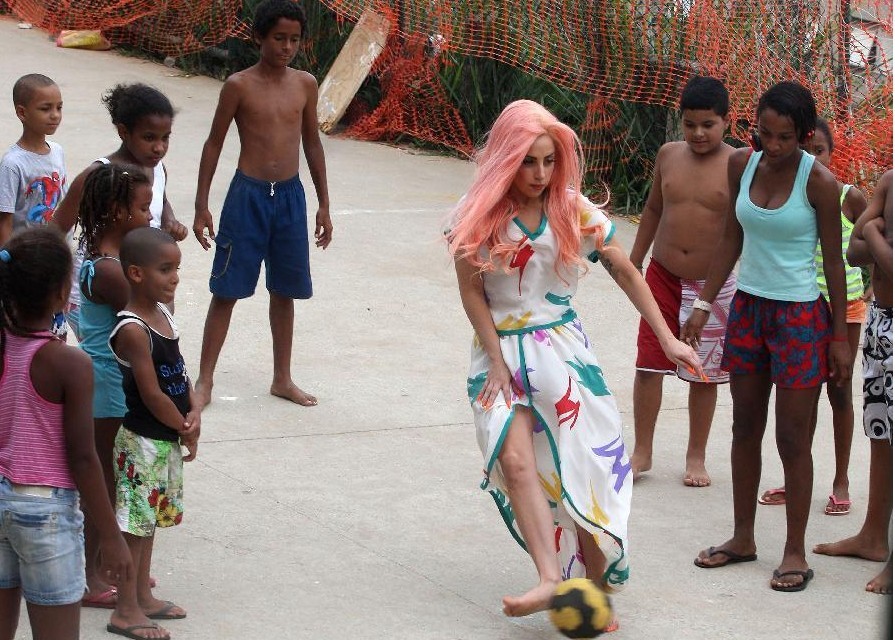 Lady Gaga在巴西贫民窟赤脚与青少年踢足球(组图)