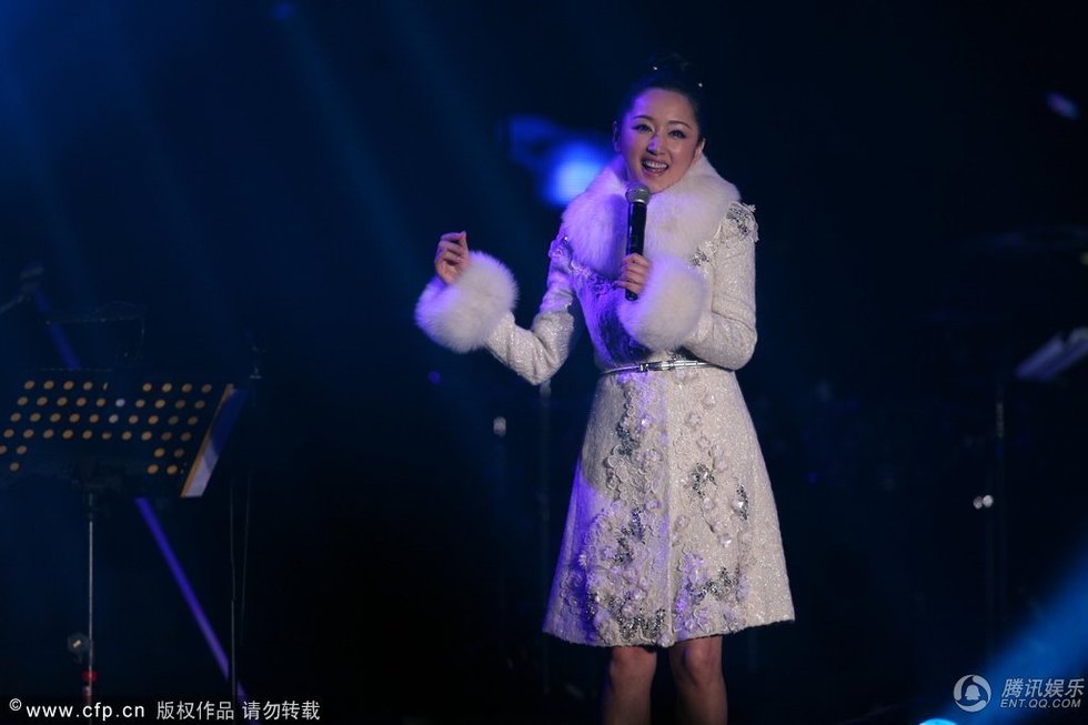 高清:黄征北京开唱 杨钰莹神秘现身发福秀粗腿