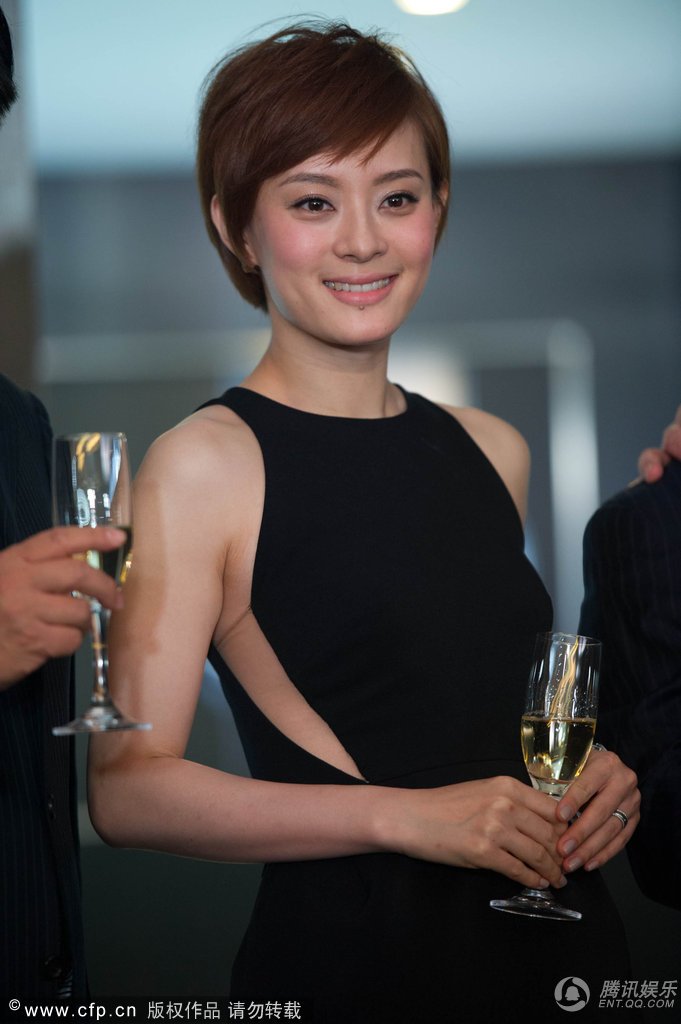 孙俪腰间透视性感侧露 个性黑裤装不失优雅干练(高清)