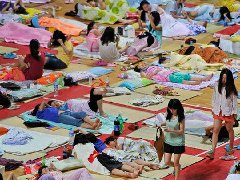 酷热难耐 华中师大体育馆开空调供学生打地铺过夜(高清组图)