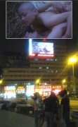 吉林火车站大屏幕播三级片《金瓶梅》(组图)
