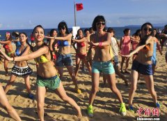 组图:海南三亚举办千人比基尼派对