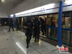 成都警方举行夏季治安整治会战 特警持枪乘地铁