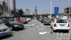 现场惨烈:空军混成师官兵救援天津爆炸(高清)