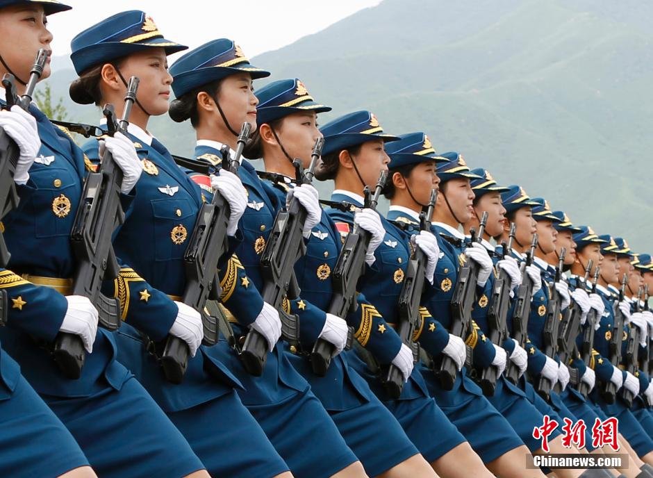探访阅兵基地 女兵持枪列队英姿飒爽