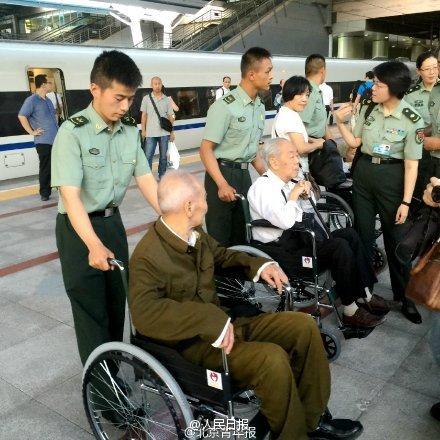 组图:部分抗战老兵乘坐高铁抵达北京
