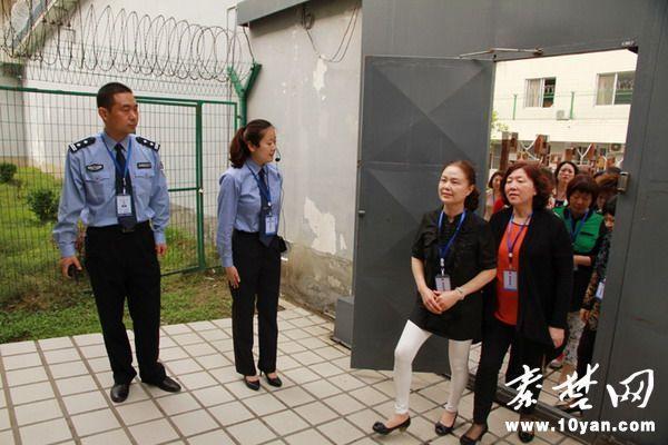 湖北十堰70余名官员携妻体验“牢狱生活”